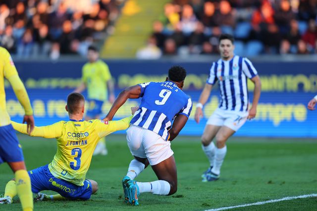 Fontán discorda com o penálti assinalado pelo juiz do jogo (FOTO: GRAFISLAB)