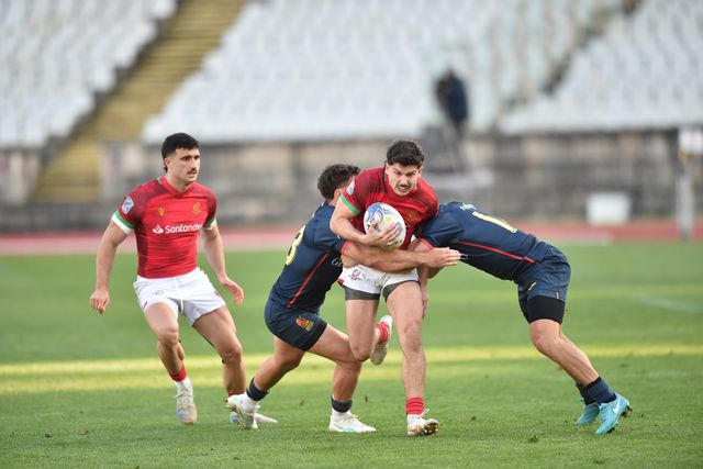 Lobos devorados pelos 'leones' despedem-se do título europeu