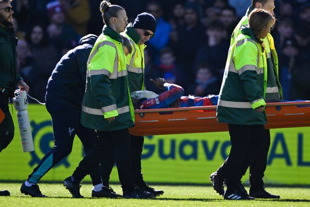 Depois de sofrer entrada 'assassina', Mateta descansa adeptos: «Estou bem»