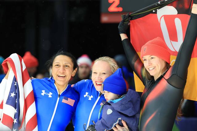 Elana Meyers Taylor, Kaillie Humphries e o filho desta em Milão-Cortina