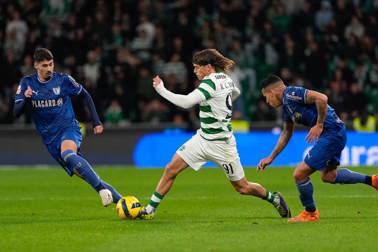 Sporting-Famalicão (Liga): Mangas pediu falta de Gil Dias, mas nada foi assinalado. Boa decisão, segundo Pedro Henriques: «Gil Dias com a perna de trás não toca na perna esquerda de Ricardo Mangas»