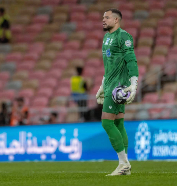 Samuel Portugal (Al okhdood): 45 golos sofridos e uma 'clean sheet' em 20 jogos. O guardião brasileiro é o quarto jogador com mais minutos somados na antiga equipa do treinador luso Paulo Sérgio - Foto: @samuelportugall94/instagram