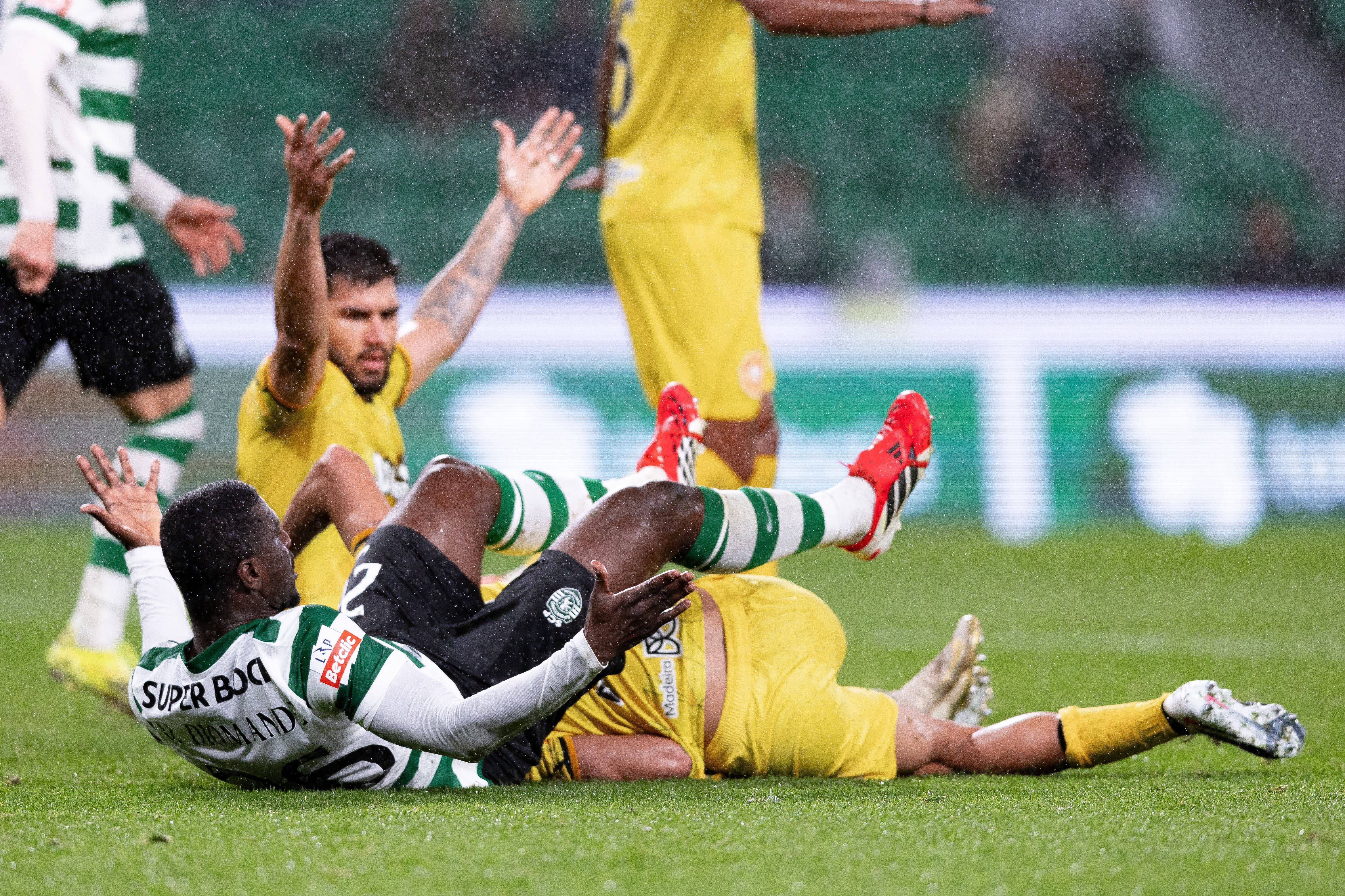 Sporting-Nacional (Liga): Queda na área insular, com Diomande a queixar-se de falta. Árbitro esteve bem ao não assinalar falta, analisou Pedro Henriques: «Qualquer destes contactos foram inconsequentes para assinalar infração»