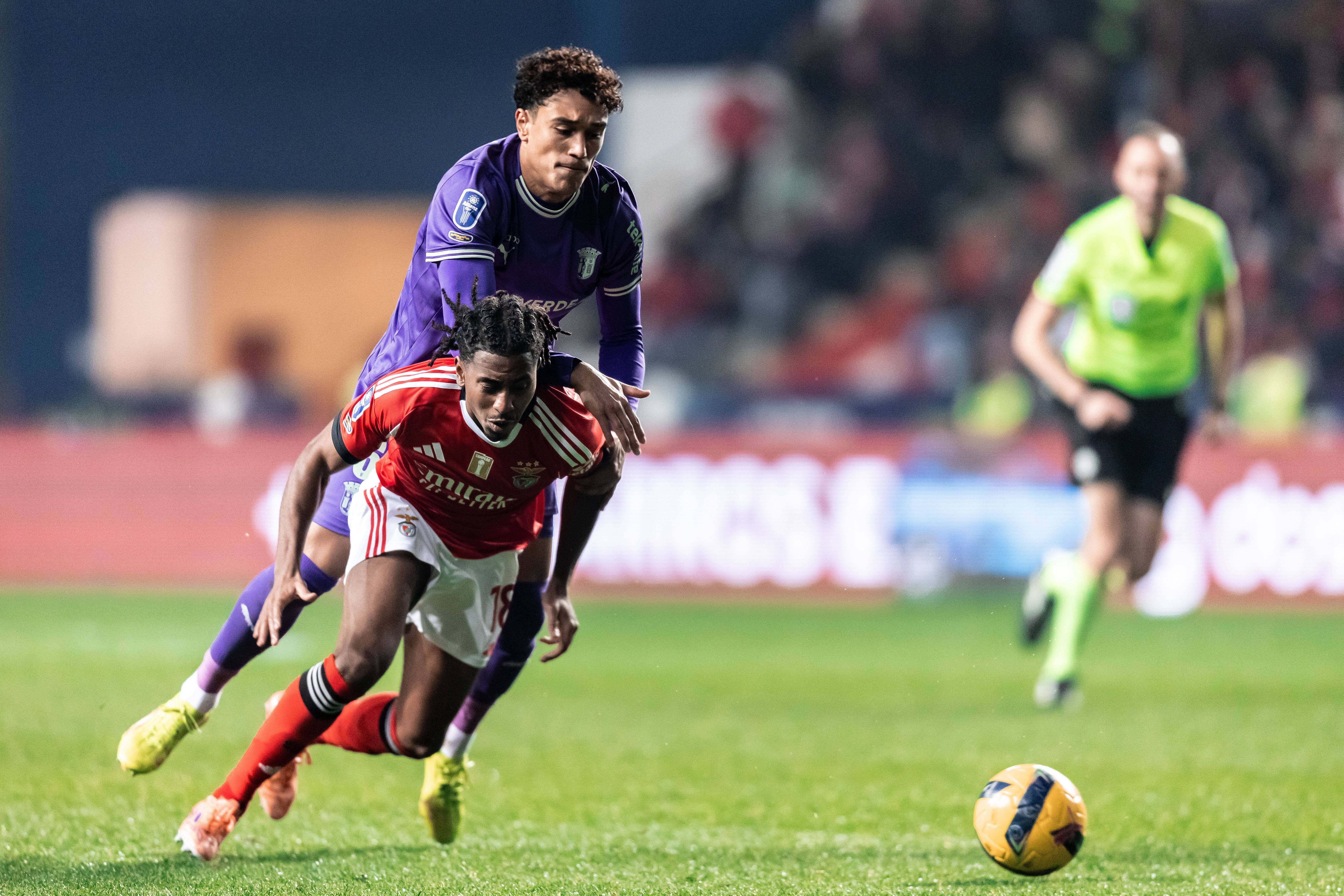 Benfica-SC Braga (Taça da Liga): Penálti por marcar a favor das águias: «Vítor Carvalho tem o braço esquerdo em volumetria e fora do plano do corpo, bola vai ao cotovelo, depois perna e depois braço»