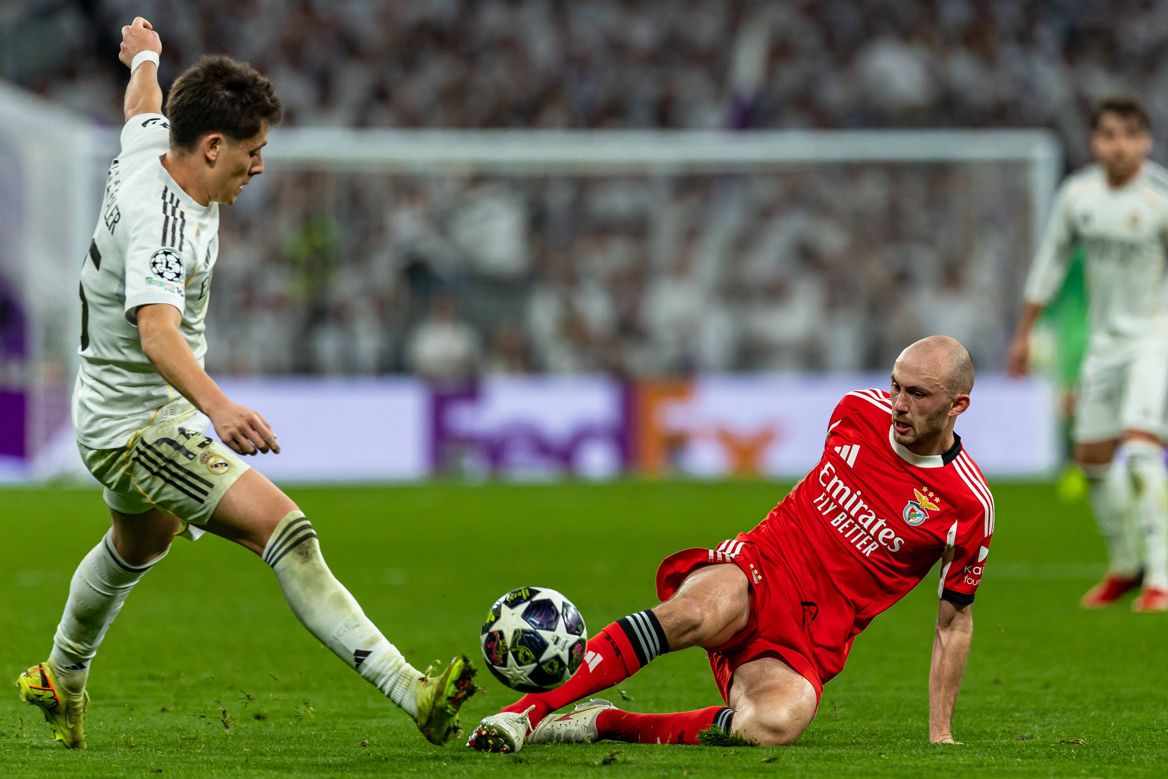 Arda Guler e Fredrik Aursnes num duelo durante o jogo entre Real Madrid e Benfica no Bernabéu — Foto: IMAGO