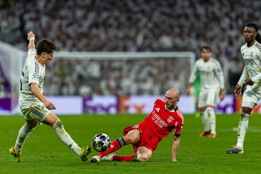 Arda Guler e Fredrik Aursnes num duelo durante o jogo entre Real Madrid e Benfica no Bernabéu — Foto: IMAGO
