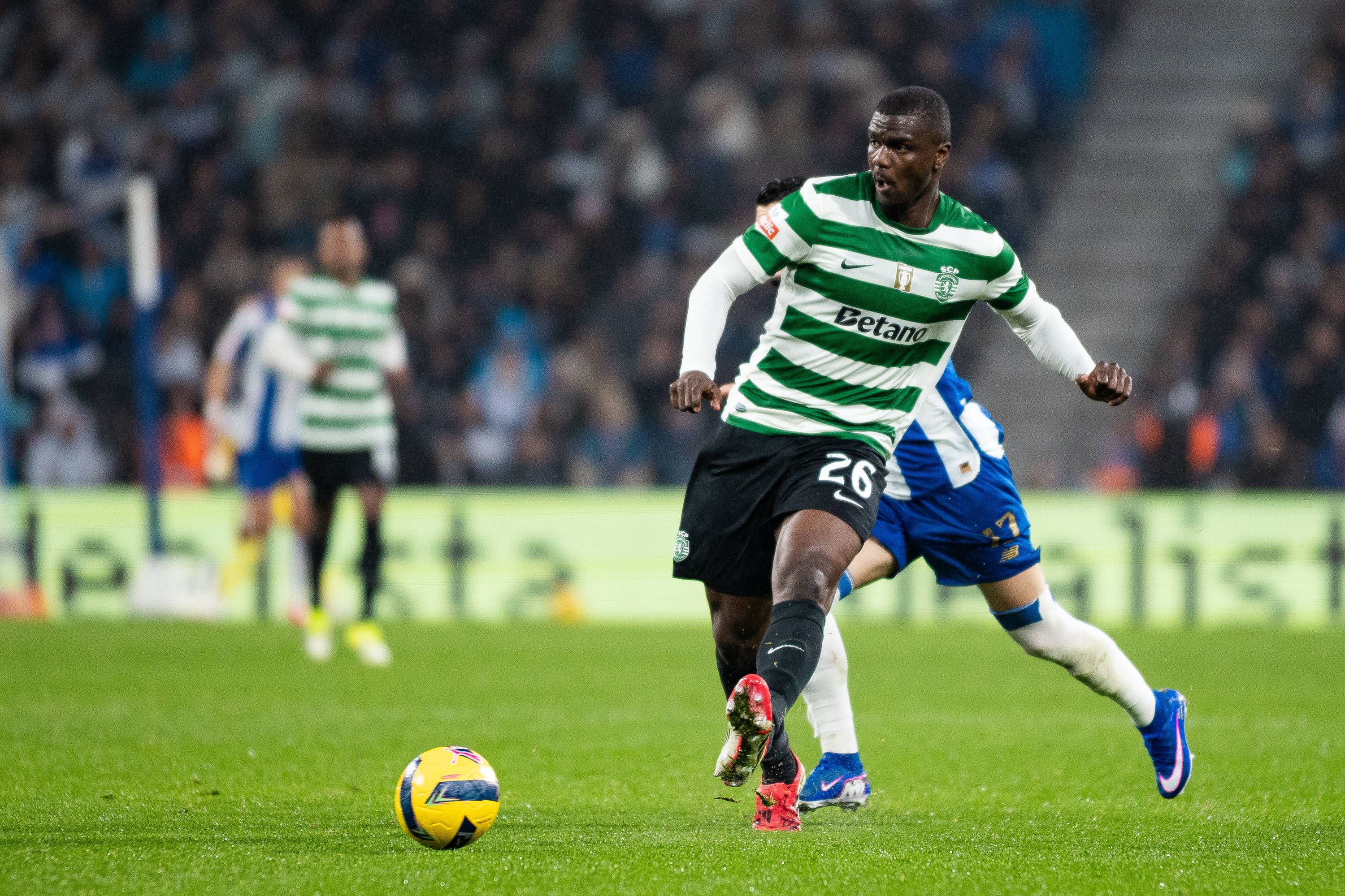 Desde que voltou da CAN Diomande tem-se assumido como patrão na defesa - Foto: IMAGO