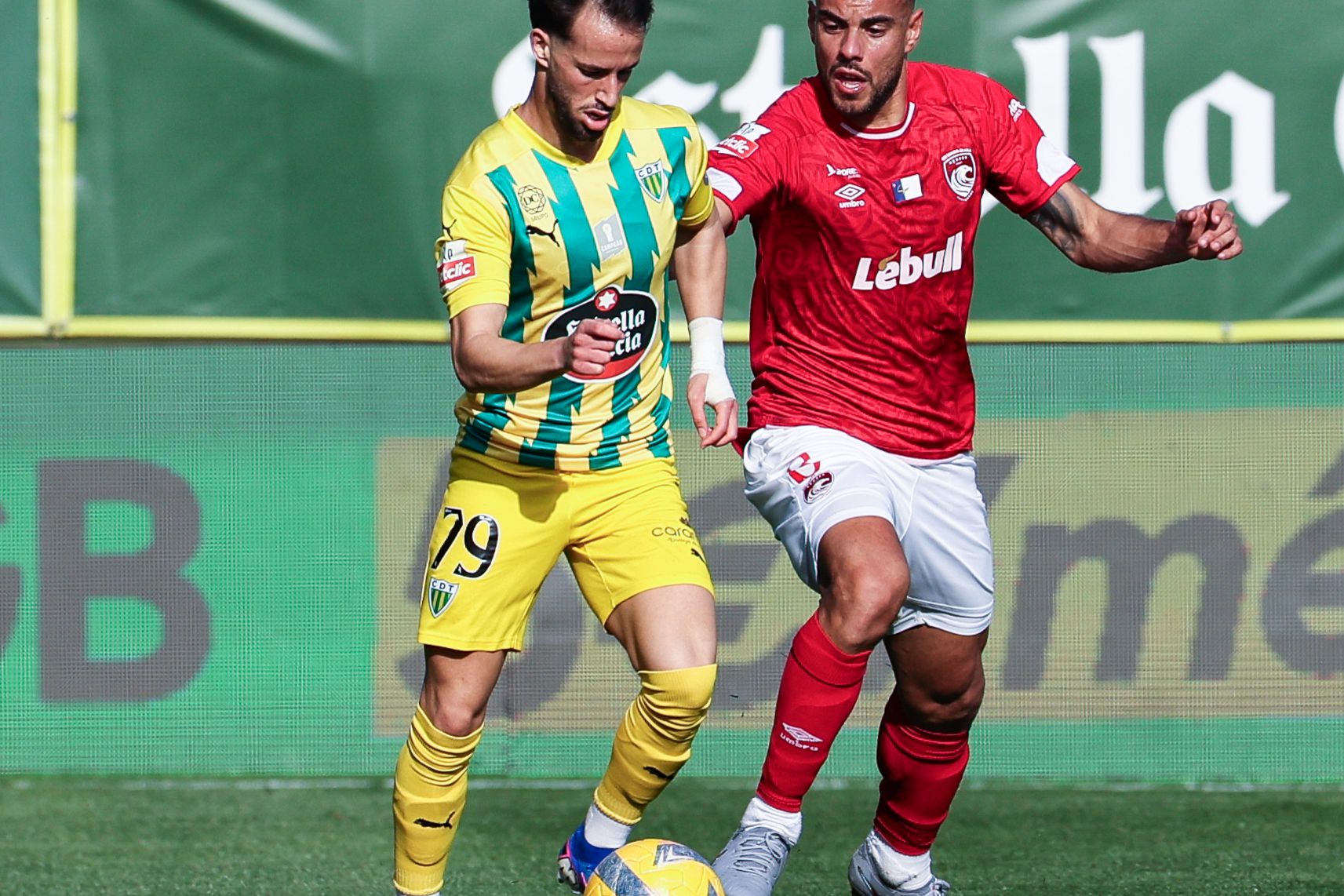 Hugo Félix disputa a bola com Pedro Ferreira - Foto: PAULO NOVAIS/LUSA