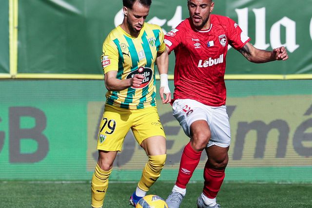 Hugo Félix disputa a bola com Pedro Ferreira - Foto: PAULO NOVAIS/LUSA