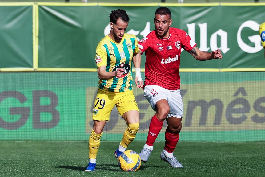 Hugo Félix disputa a bola com Pedro Ferreira - Foto: PAULO NOVAIS/LUSA