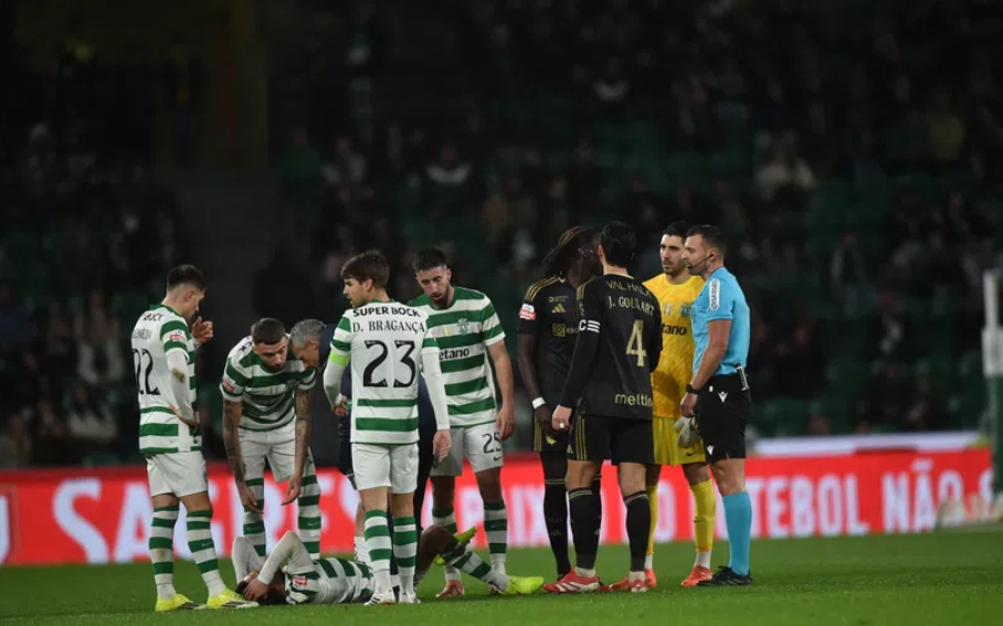 Sporting-Casa Pia (Liga): Clau Mendes expulso após agressão a Kochorashvili. Decisão acertada, diz Pedro Henriques: «Conduta violenta bem sancionada» - Foto: Miguel Nunes