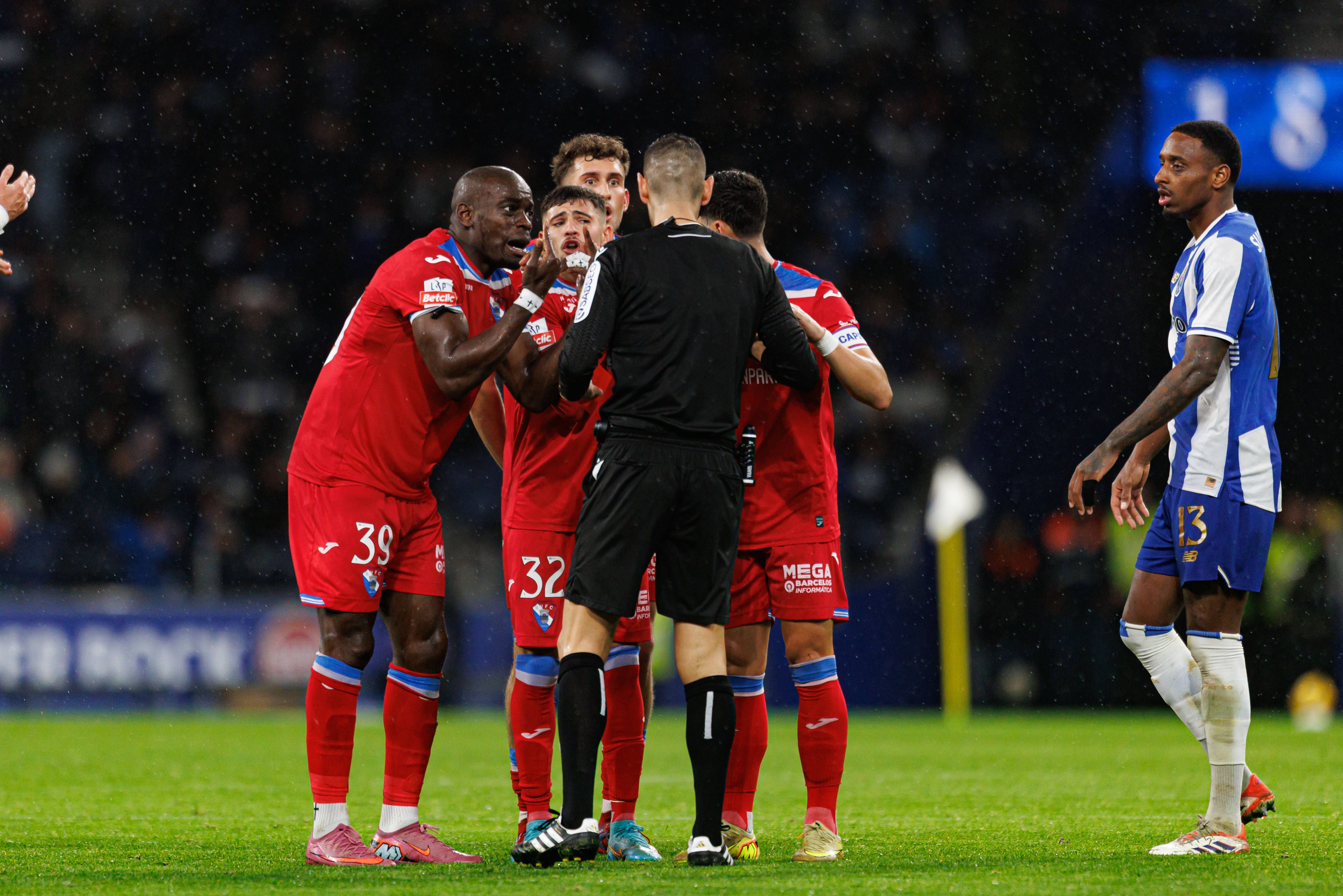 FC Porto-Gil Vicente (Liga): Martín Fernández expulso numa boa decisão do árbitro, afirma Pedro Henriques: «Expulsão por conduta violenta»