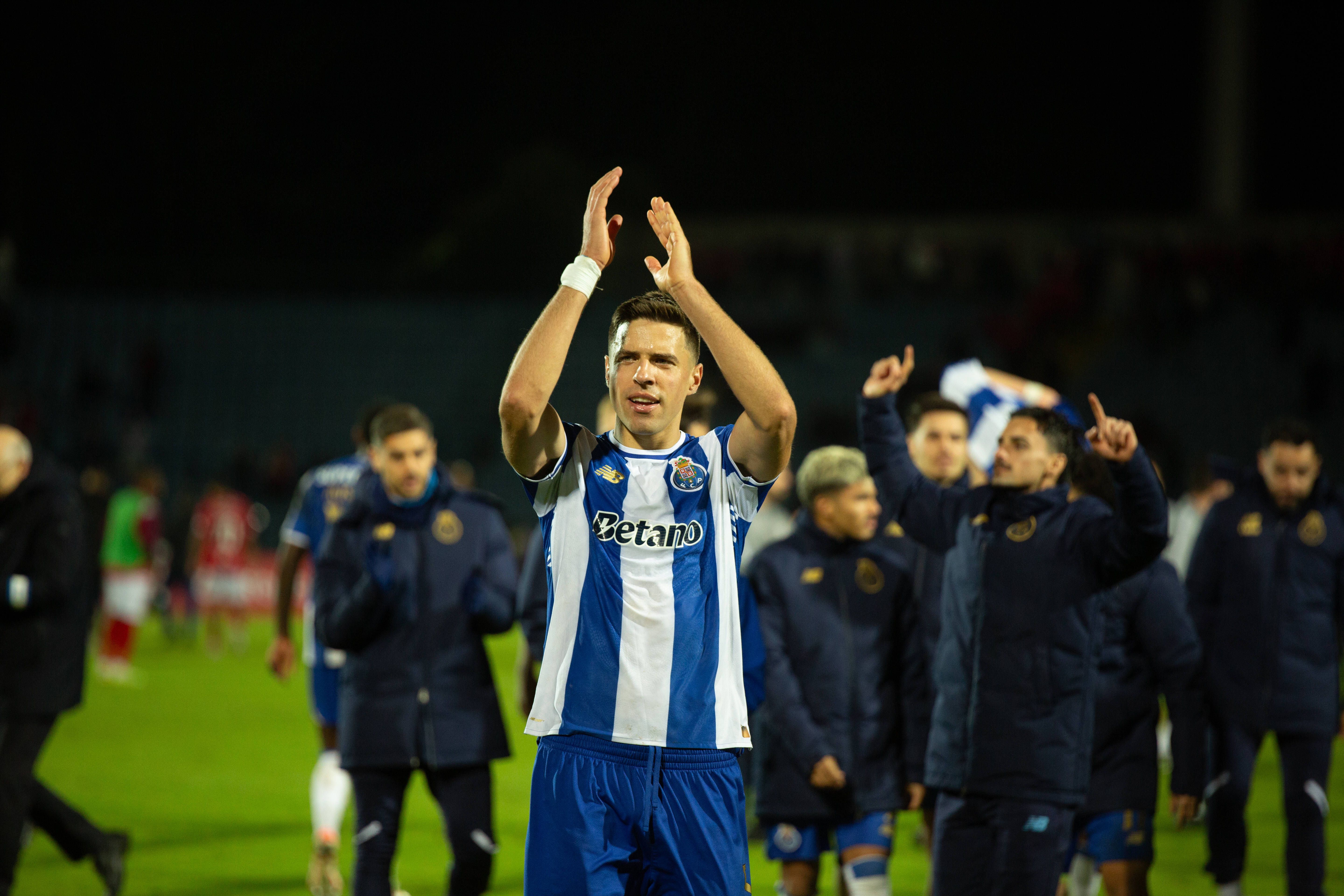 Santa Clara-FC Porto (Liga): Bednarek viu amarelo, insulares pediam algo mais. Boa decisão, segundo Pedro Henriques: «Bednarek cortou uma jogada já com algum perigo (corte de ataque prometedor)»