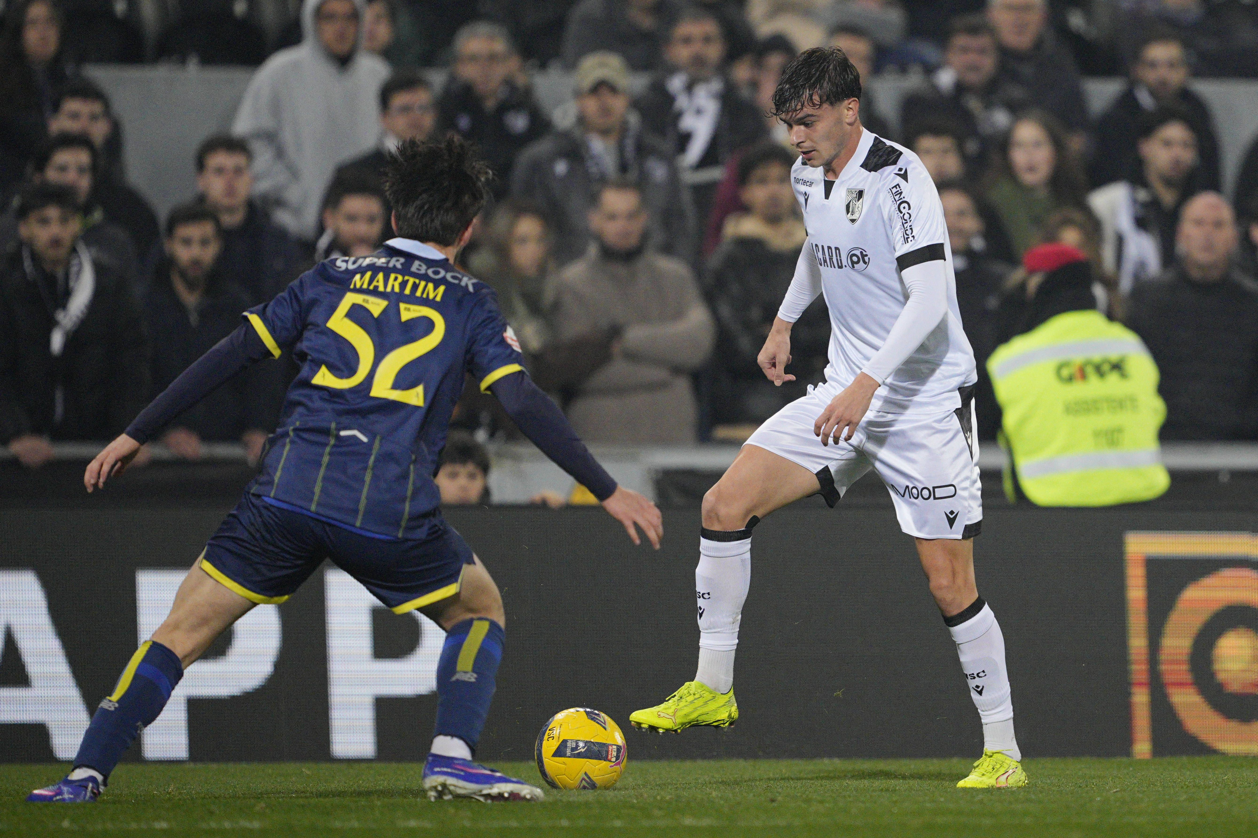 V. Guimarães-FC Porto (Liga): Miguel Nóbrega cai na área, mas nada é assinalado. Boa decisão, diz Pedro Henriques: «Sempre que há uso mútuo e simultâneo de braços os árbitros nada assinalam»