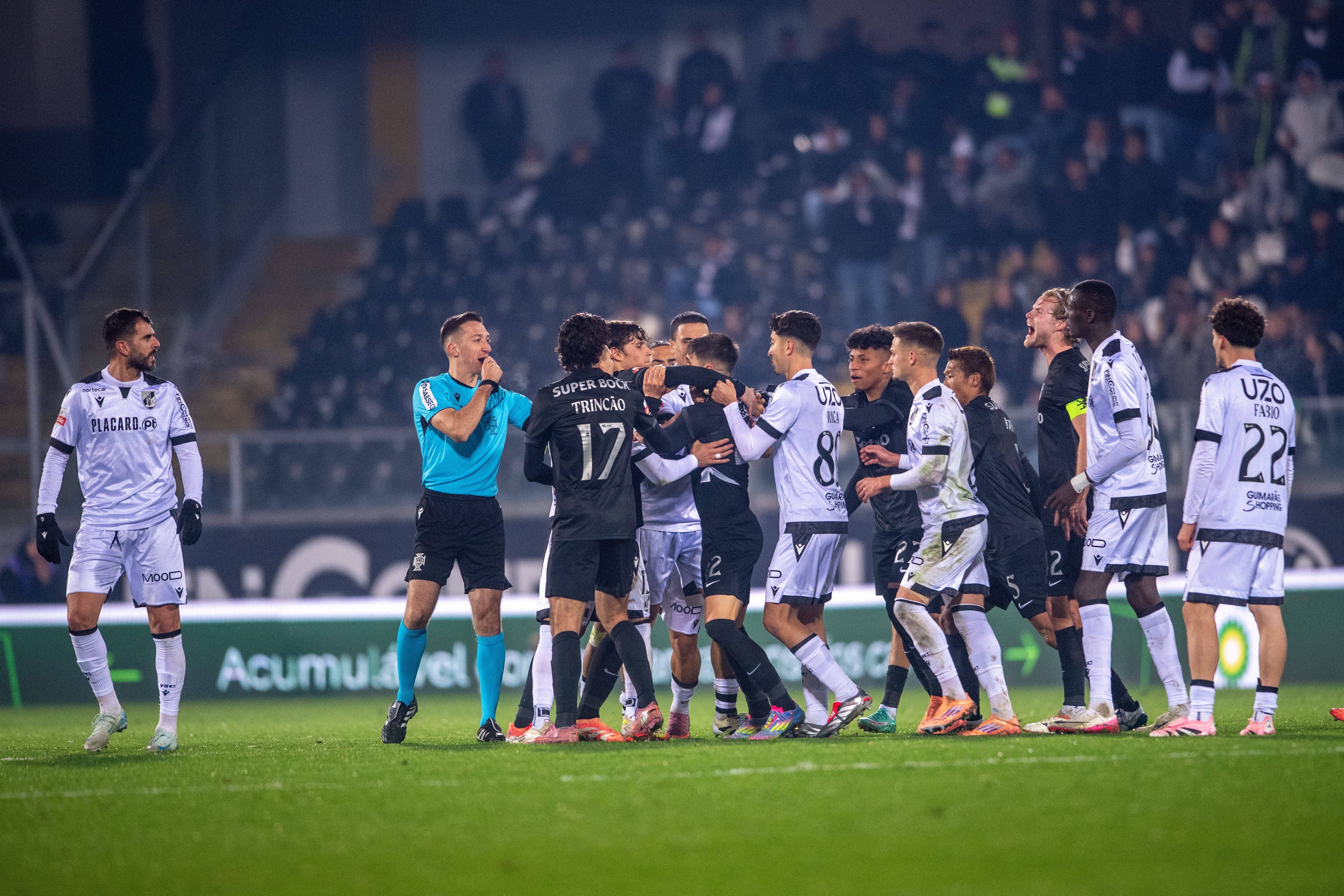 V. Guimarães-Sporting (Liga): Nélson Oliveira é expulso por pisar Gonçalo Inácio. «Infração no limite, mas apenas negligente, sem uso excessivo de força. Amarelo era o correto», analisou Pedro Henriques