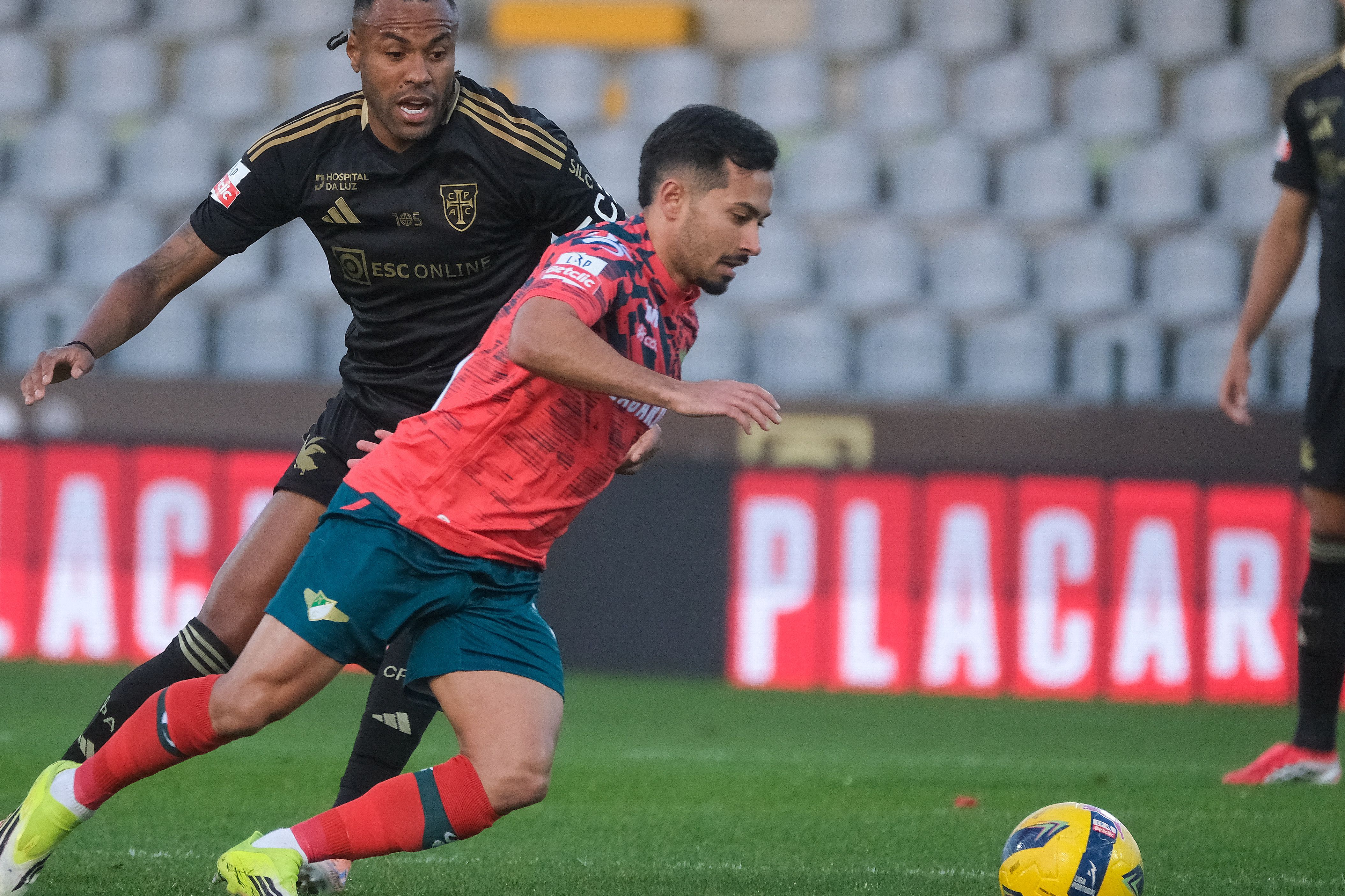 Criativo dos cónegos e ponta de lança dos gansos pintaram o marcador de um duelo equilibrado - Foto: Carlos Barroso/LUSA