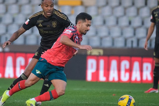 Criativo dos cónegos e ponta de lança dos gansos pintaram o marcador de um duelo equilibrado - Foto: Carlos Barroso/LUSA