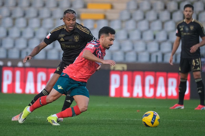 Criativo dos cónegos e ponta de lança dos gansos pintaram o marcador de um duelo equilibrado - Foto: Carlos Barroso/LUSA