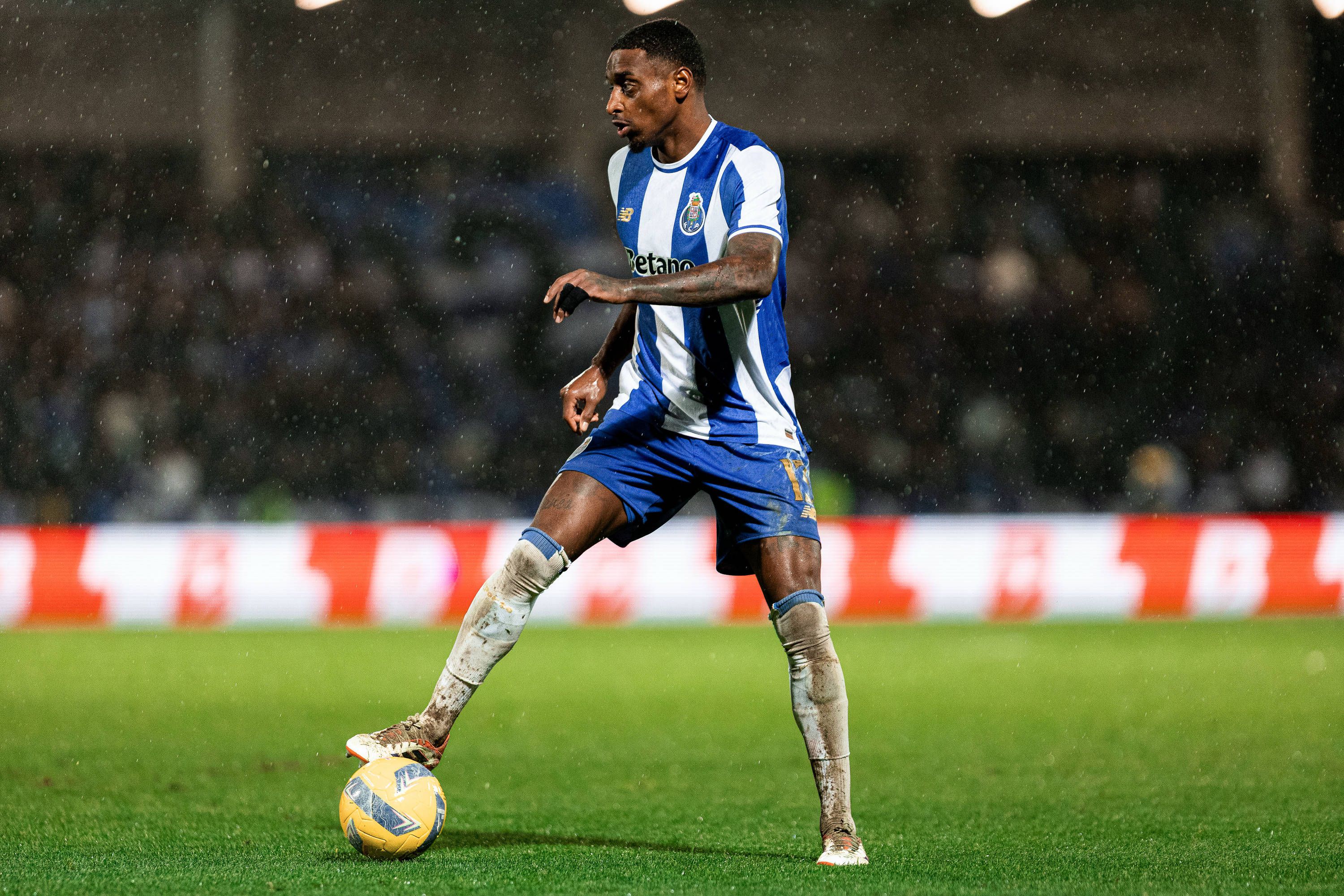 Casa Pia-FC Porto (Liga): Golo de Pablo Rosário devia ter sido anulado. «Com o braço direito dobrado nas costas, zona lombar, de David Sousa quando este estava em salto e sem os apoios no solo, retira-o da possibilidade de chegar à bola»