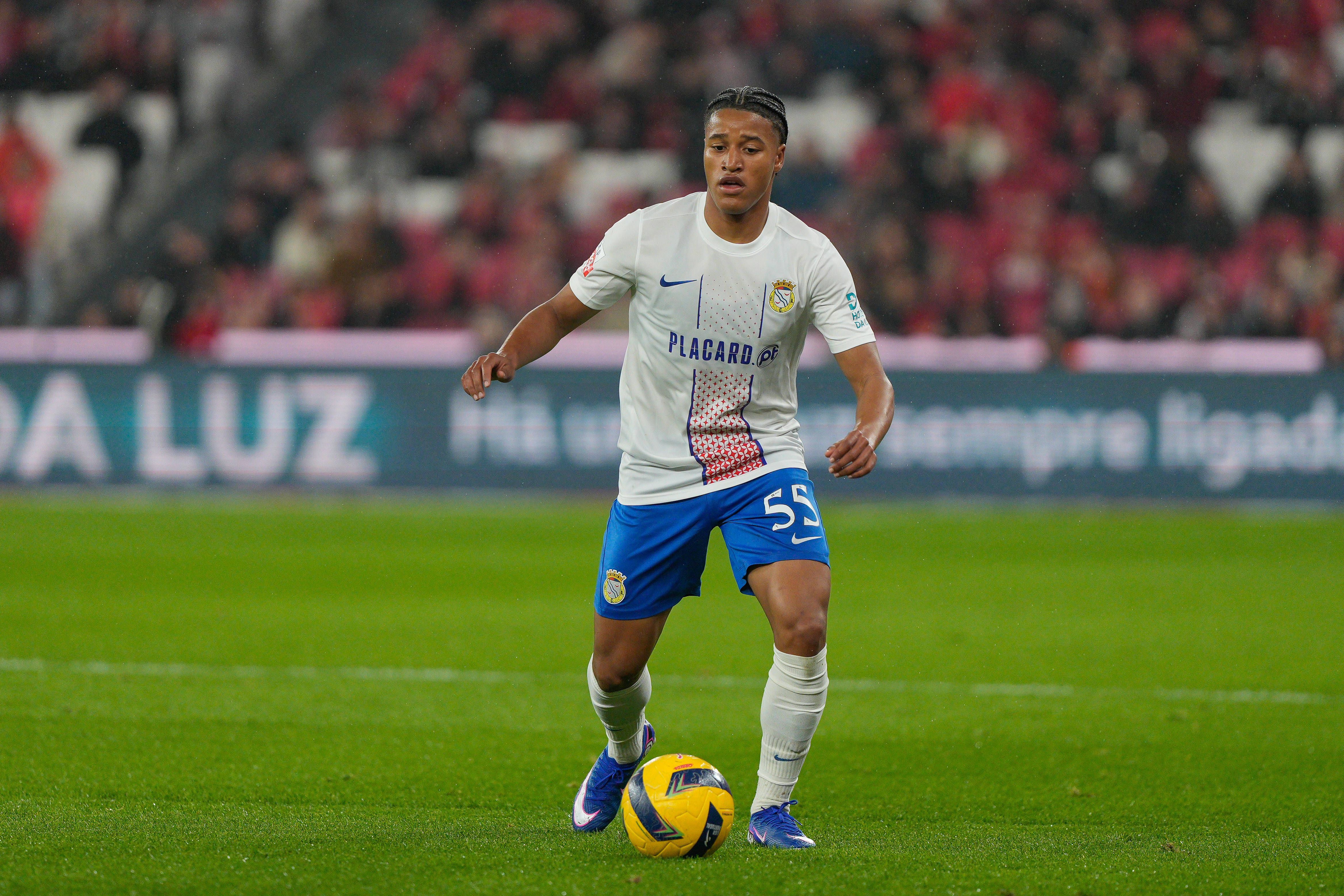 Benfica-Alverca (Liga):penálti por marcar a favor das águias. «Chissumba entrou claramente a varrer e acaba por acertar com o seu joelho esquerdo e coxa, na coxa e anca também esquerdas de Barreiro»