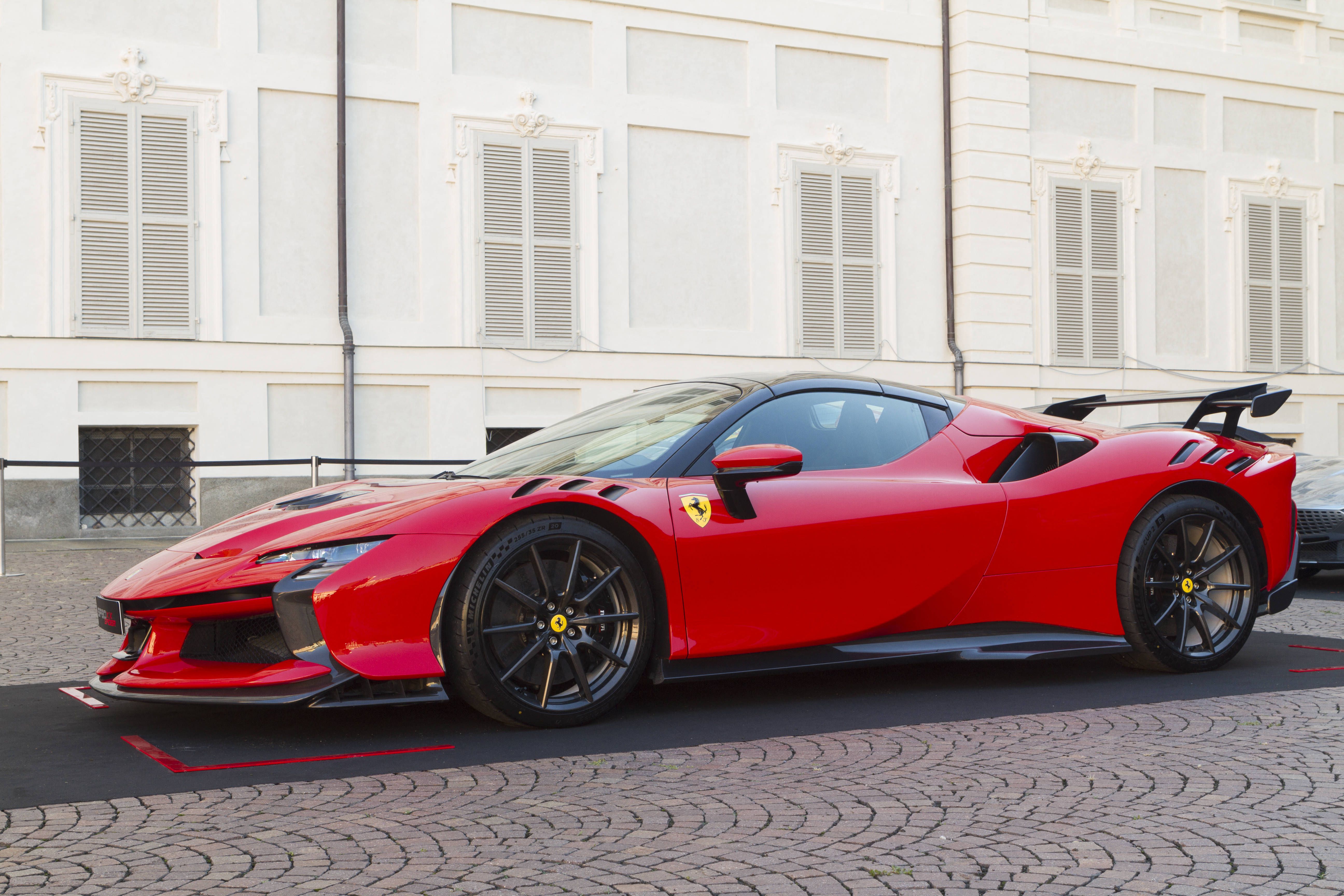 Ferrari SF90- a partir de €500 000+ novo.