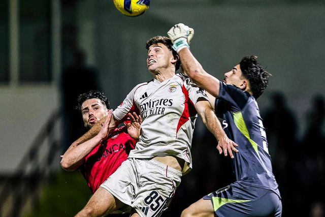 Diogo Ferreira sai 'a soco' e acerta em Martim Ferreira - Foto: Liga Portugal