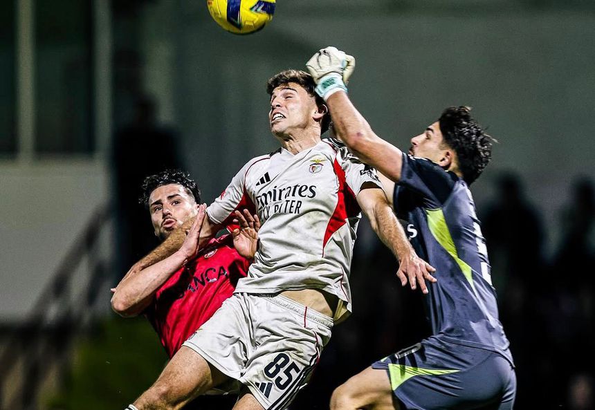 Diogo Ferreira sai 'a soco' e acerta em Martim Ferreira - Foto: Liga Portugal