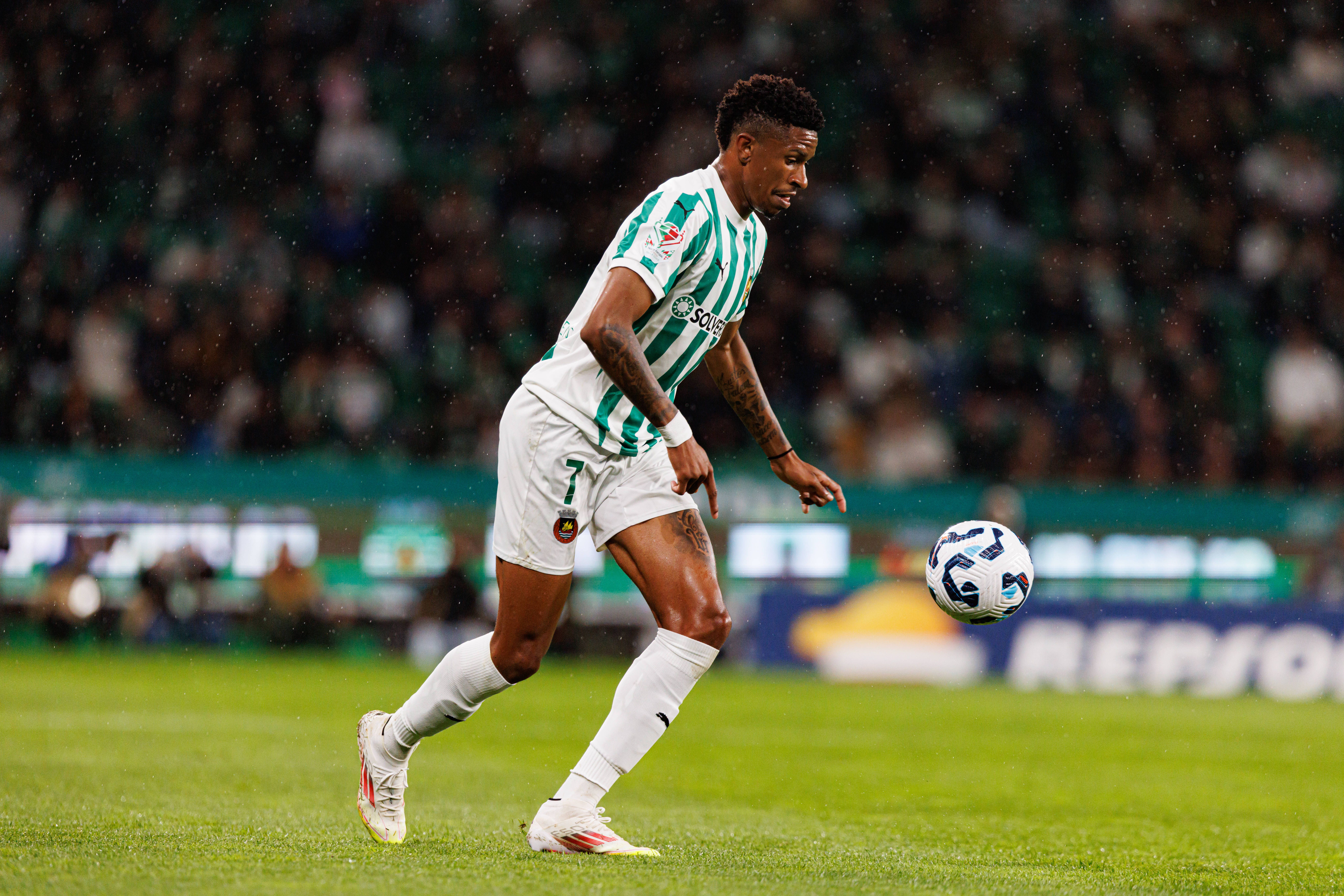 Sporting-Rio Ave (Liga): Queda de André Luiz na área após contacto com Mangas. Nada foi assinalado. Boa decisão, segundo Pedro Henriques: «Contacto inconsequente e sem intensidade para a queda, que foi demasiado potenciada e teatralizada»