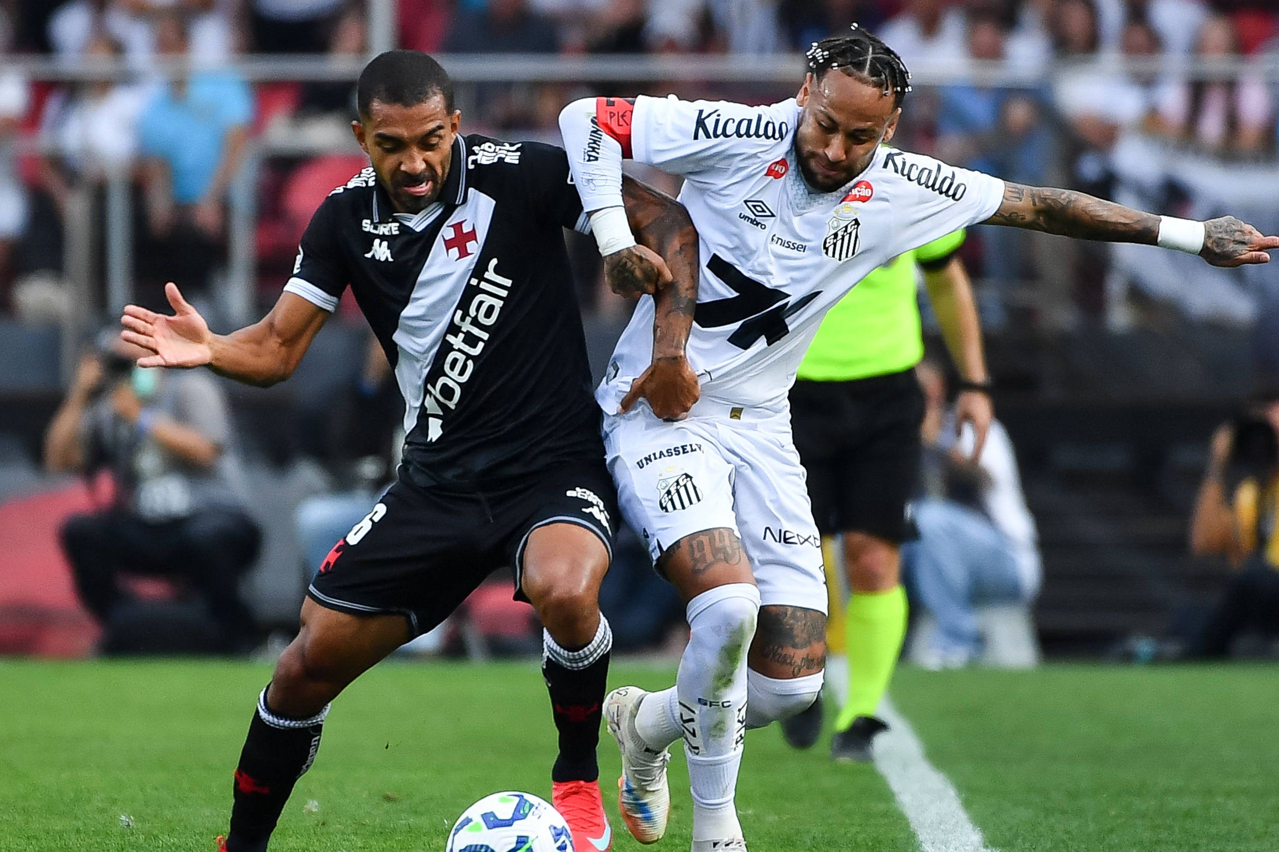 Paulo Henrique em duelo com Neymar