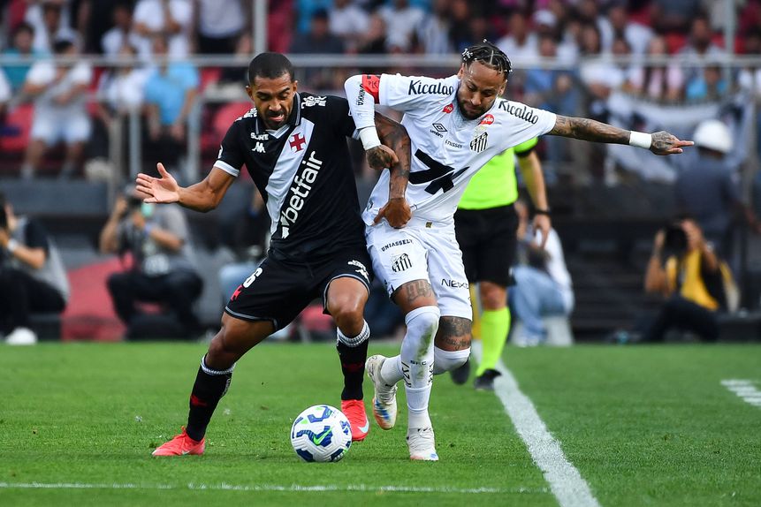 Paulo Henrique em duelo com Neymar