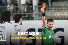 Podia ter partido a perna ao rival.... mas ficou espantado com o vermelho