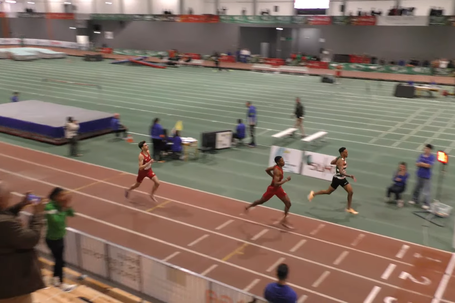 O momento da 'confusão' entre o atleta do Sporting e o do Benfica, perto da meta