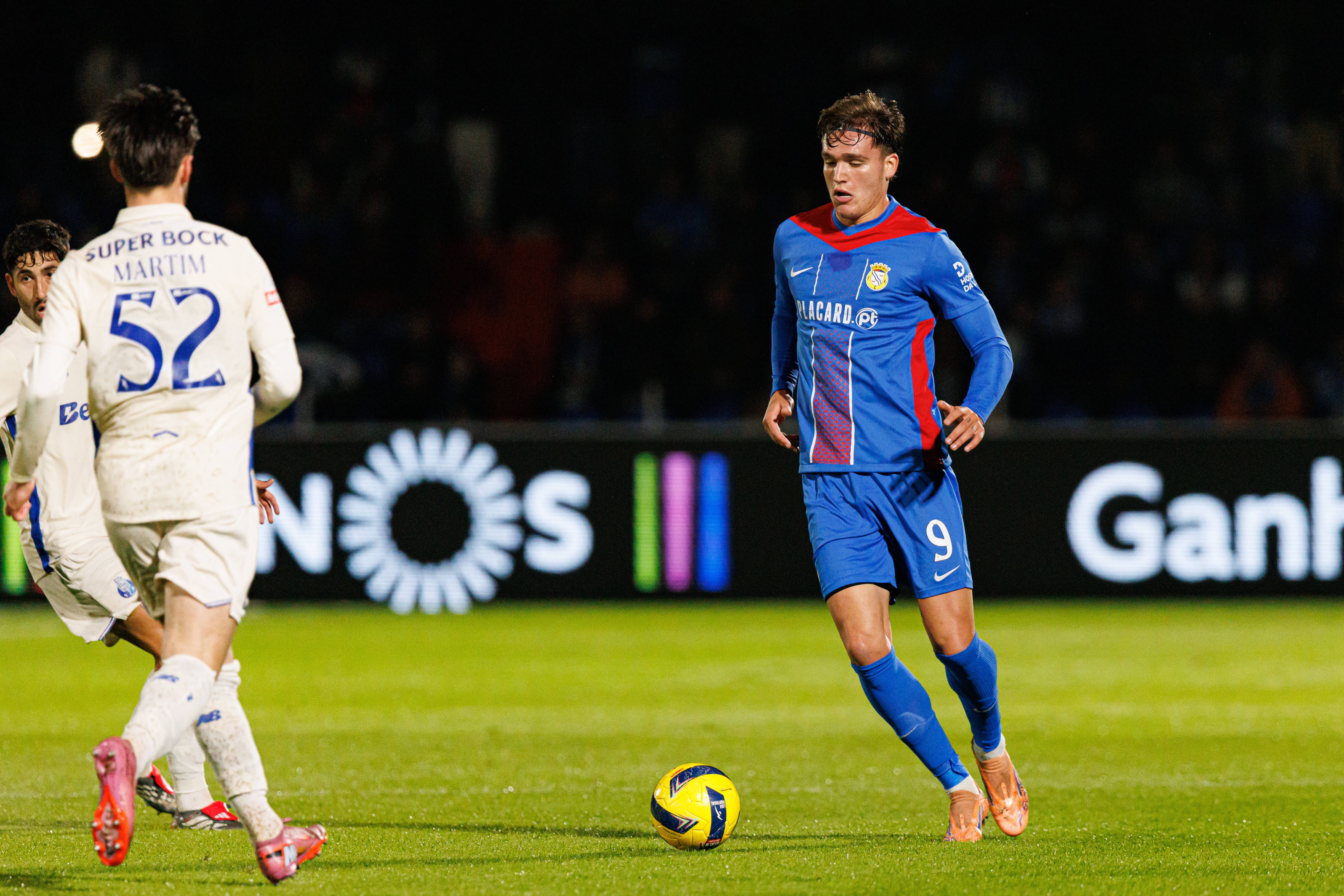 Alverca-FC Porto (Liga): «Marezi queixa-se de ter sido empurrado por Martim Fernandes, mas não houve qualquer carga, agarrão ou empurrão, por parte do defesa», analisou Pedro Henriques, que considerou boa a decisão do árbitro