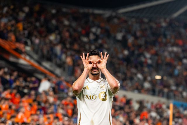 O curioso festejo de Eustáquio - Foto: LAFC