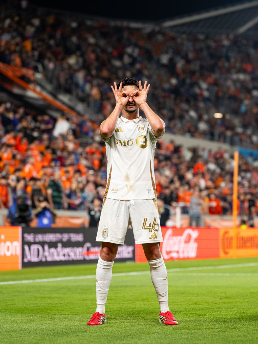 O curioso festejo de Eustáquio - Foto: LAFC