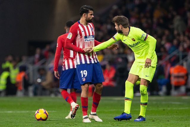 Diego Costa em duelo com Piqué