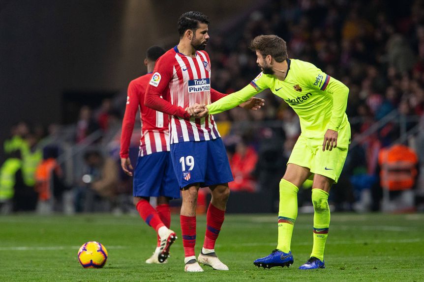 Diego Costa em duelo com Piqué