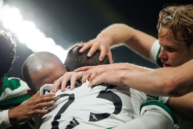 A emoção de Nuno Santos e Daniel Bragança no terceiro golo do Sporting ao Estoril - foto: IMAGO