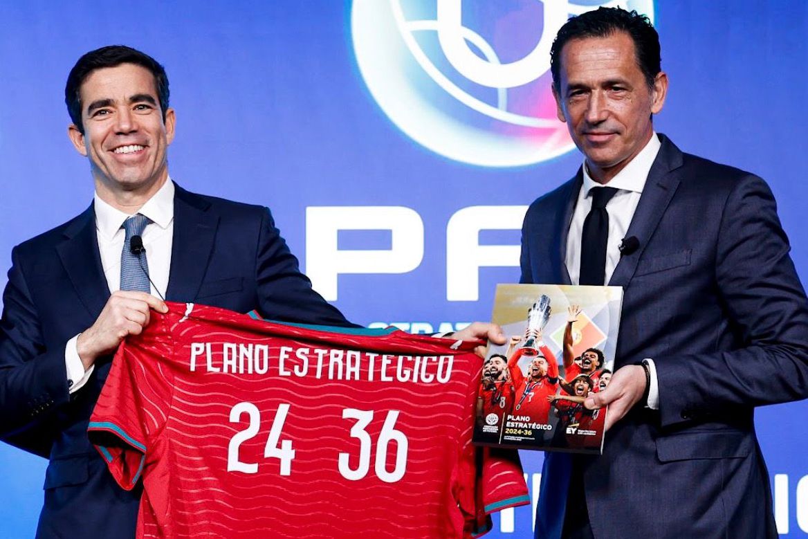 O ministro da Presidência, António Leitão Amaro, e o presidente da FPF, Pedro Proença — Foto: FPF