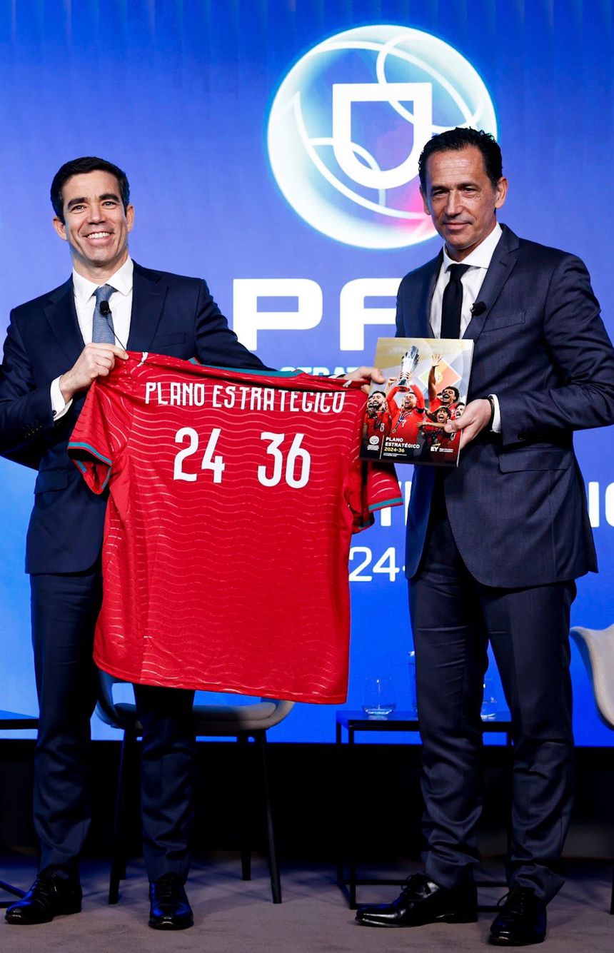 O ministro da Presidência, António Leitão Amaro, e o presidente da FPF, Pedro Proença — Foto: FPF