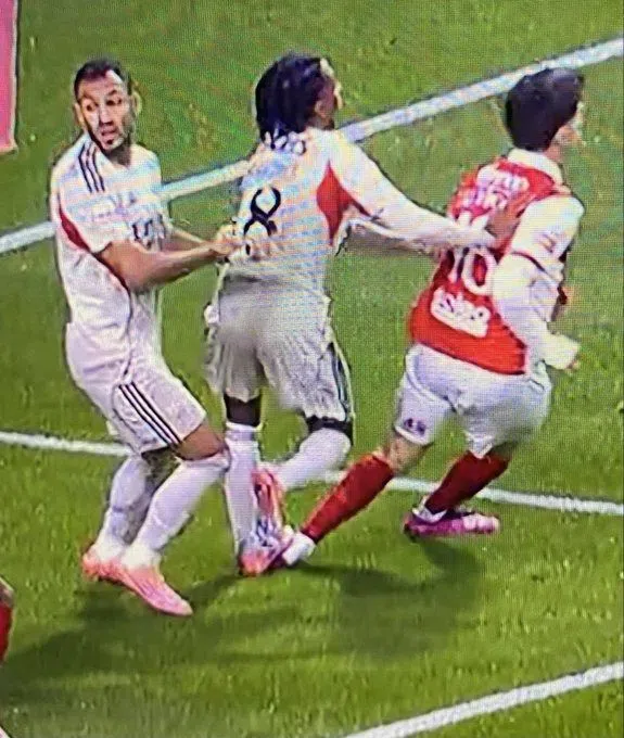 SC Braga-Benfica (Liga): Penálti que ficou por marcar a favor dos bracarenses: «Leandro Barreiro, em corrida e por trás, de forma imprudente, acaba por pisar com o pé esquerdo o calcanhar esquerdo de Pau Víctor», analisou Pedro Henriques