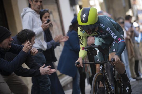 Roglic vence primeiro duelo basco com Vingegaard e Evenepoel