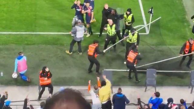 Adeptos do Marselha tentam atingir Gonçalo Ramos