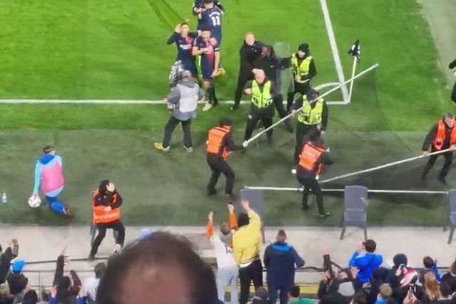 Adeptos do Marselha tentam atingir Gonçalo Ramos