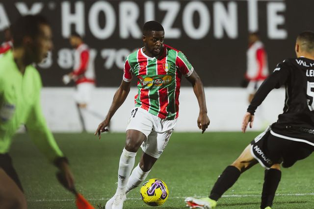 Direita (bem) reforçada no plantel do Estrela da Amadora