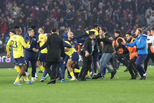 Jogadores do Fenerbahçe envolvidos em confrontos convocados pela federação turca