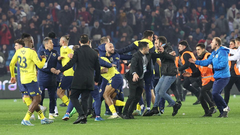 Jogadores do Fenerbahçe envolvidos em confrontos convocados pela federação turca