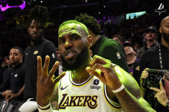 Vídeo: LeBron marca 40 pontos e 9 triplos e é aplaudido de pé em Nova Iorque