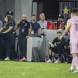Yassine Cheuko atento a Messi