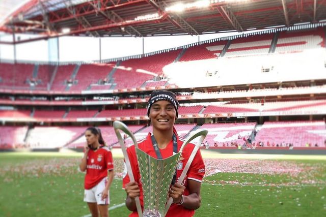 Laura Pintassilgo a festejar o título de campeã nacional pelo Benfica na Luz
